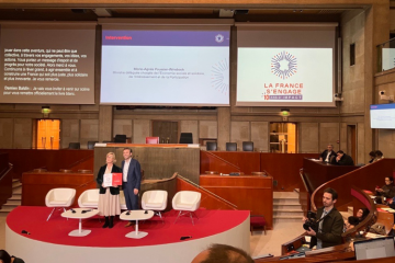 Le directeur général de La France s'engage Damien Baldin remet à Marie-Agnès Poussier-Winsback les deux livrets réalisés par la fondation, le 21 novembre à Paris. Crédits : Carenews.