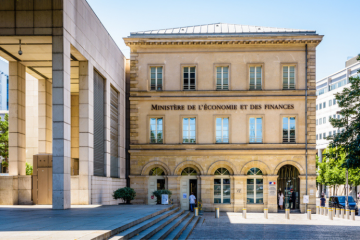 La mesure, fixée jusqu’à l’adoption du budget par le parlement, impacte environ 5 000 jeunes et des milliers de structures. Crédit : iStock